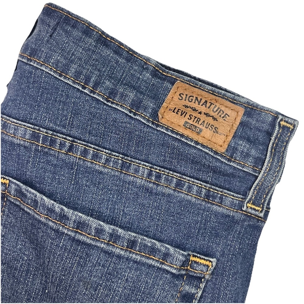 Levis Signature Women's Curvy Bootcut 30x30 Medium Wash